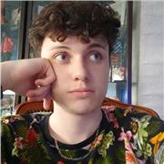 Étudiant, proposant une aide aux devoirs en mathématiques basique (niveau collège)